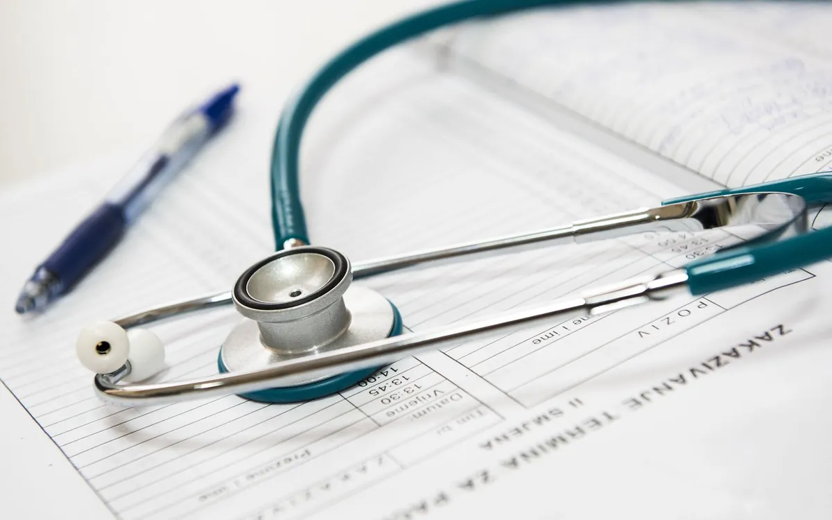Uno stetoscopio su documenti medici