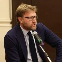 L'Avv. Ruggiero Fiorella mentre interviene a un incontro pubblico