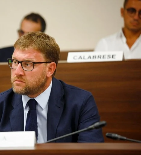 L'Avv. Ruggiero Fiorella al suo banco in Consiglio comunale