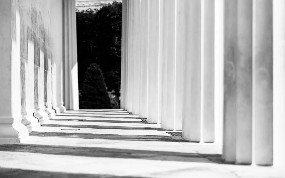 Un colonnato in bianco e nero