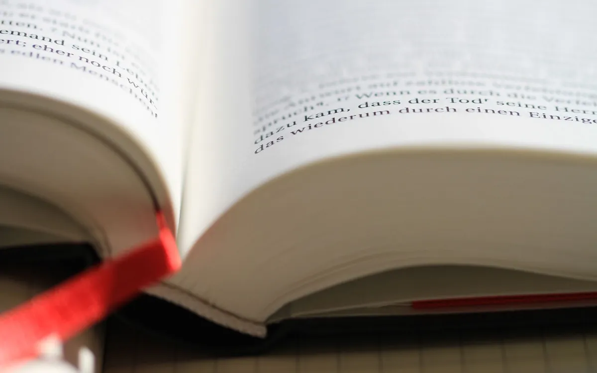 Un libro aperto con il segnalibro rosso