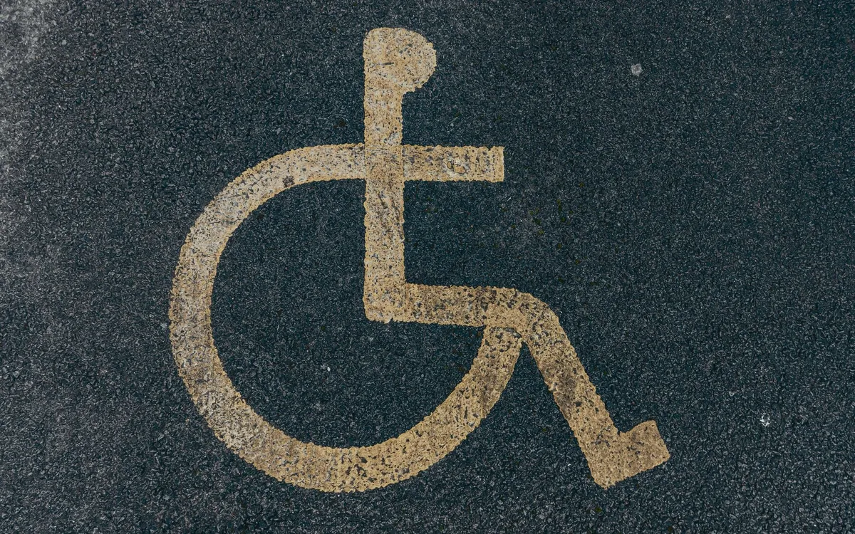Il simbolo dell'accessibilità dipinto a terra