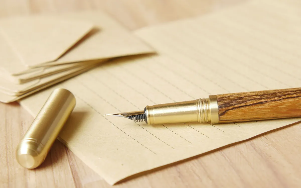 Penna stilografica appoggiata su un foglio